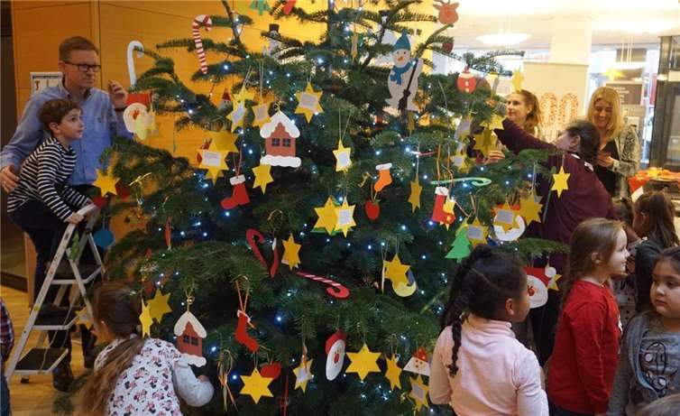 Zahlreiche Wunschsterne wurden aufgehangen.