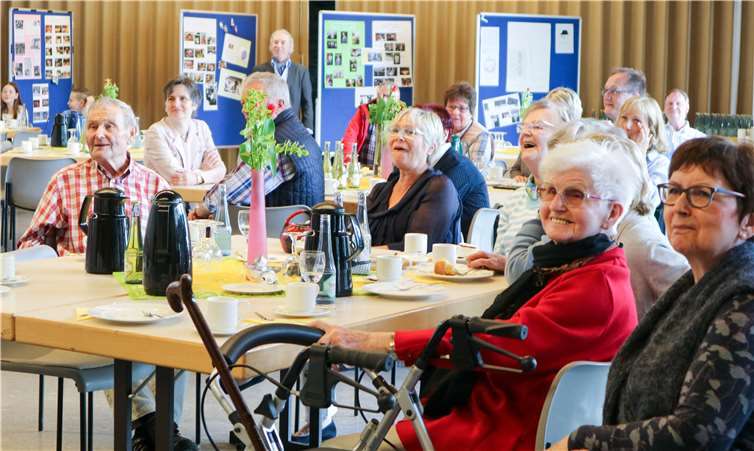 Zahlreiche Zeitzeugen aus der Zeit der Gründung der Kirchengemeinde waren gekommen und schwelgten in Erinnerungen.  privat