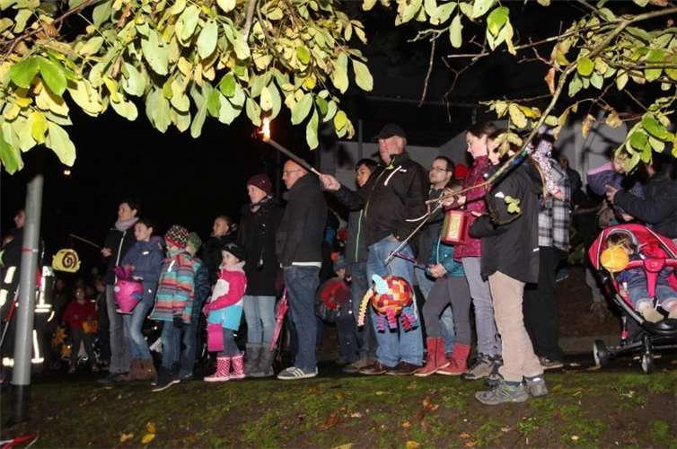 Zahlreiche Zugteilnehmer betrachteten das Martinsfeuer aus sicherer Entfernung.