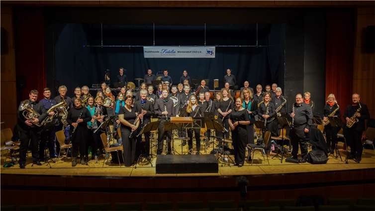 Zahlreiche Zuhörer waren der Einladung der Musikfreunde Fidelia ins Stadttheater Rheinbach gefolgt, um am Vorabend des 1. Advent musikalisch ins Land der unbegrenzten Möglichkeiten zu reisen. Foto: privat