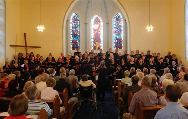 Zahlreiche Zuhörerinnen und Zuhörer erlebten in der voll besetzten Friedenskirche eine klangvolle Zusammenstellung geistlicher Chormusik aus mehreren Jahrhunderten.Andreas Faßbender