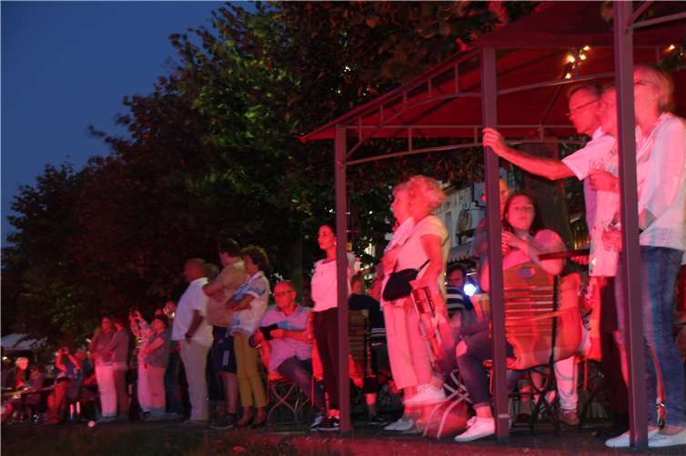 Zahlreiche Zuschauer beobachteten das Lichtspektakel auf der gegenüberliegenden Rheinseite im Schein der bengalischen Lichter. KMI