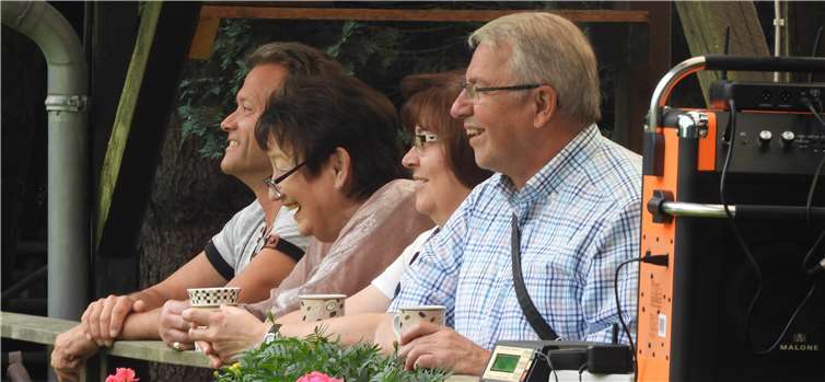 Zahlreiche Zuschauer, darunter auch die Beigeordnete der Stadt Sinzig, Charlotte Hager (2. v. l.), beobachteten das teils auch sehr unterhaltsame Geschehen auf dem Übungsplatz.