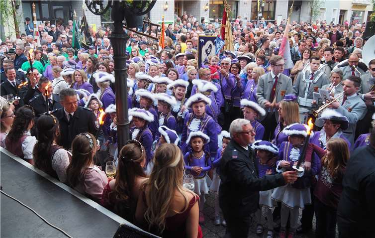 Zahlreiche Zuschauer drängten sich vor der Bühne. Fots: HH