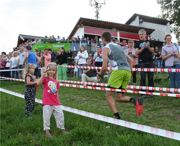 Zahlreiche Zuschauer und Alphornbläser erwarten die Bergläufer im Ziel an der Malberghütte.