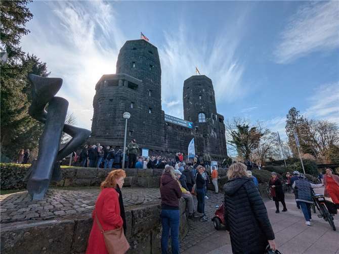 Zahlreiche Zuschauer verfolgten die Veranstaltung an den Brückenköpfen in Remagen. Fotos: KS