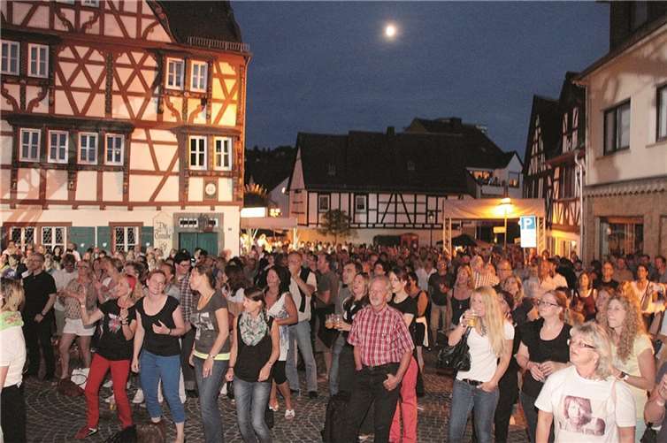 Zahlreiche Zuschauer waren gekommen, um das Rockspektakel hautnah zu erleben.