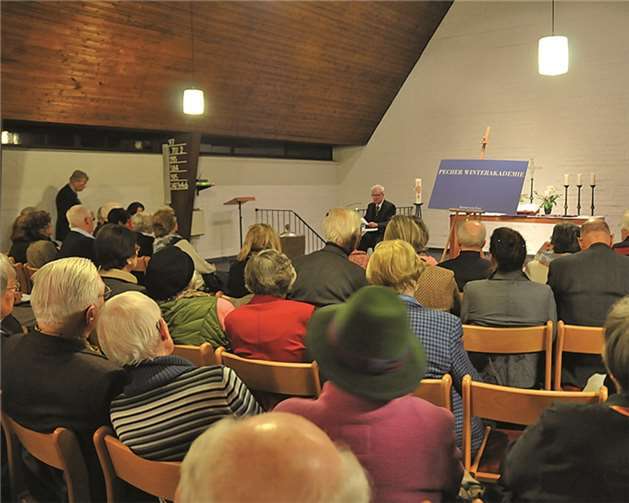 Zahlreiche aufmerksame Zuhörer hatten sich in der Gnadenkirche zum Vortag von Dr. Hannspeter Hellbeck eingefunden. Rainer Jansen