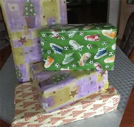 Zahlreiche bunte Pakete wurden all die Jahre verschickt. Foto: privat