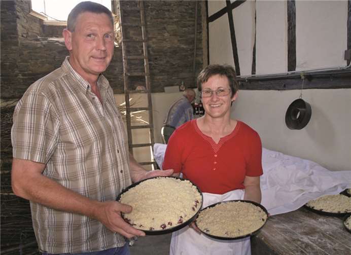 Zahlreiche ehrenamtliche Hände fütterten den alten Backes mit Teiglingen. Das Ergebnis waren herrlich knusprige Bauernbrote und leckere Streuselkuchen.  TE