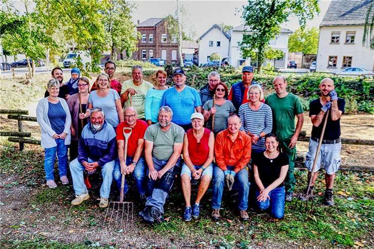Zahlreiche freiwillige Helferinnen und Helfer beteiligten sich am Projekt Löschteich in Ramershoven. Foto: privat
