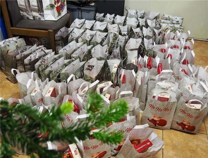 Zahlreiche gefüllte Geschenktüten standen bereit.