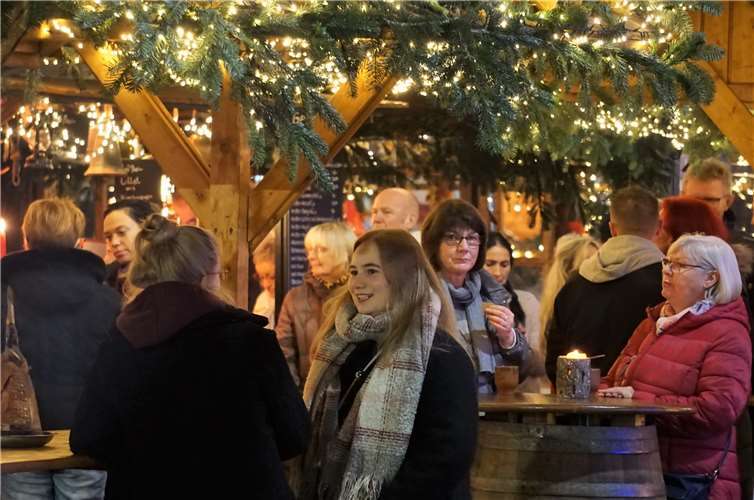 Zahlreiche gemütliche Stände und beheizte Häuschen laden zum Verweilen ein.