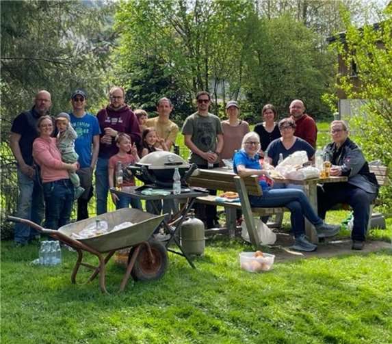 Zahlreiche große und kleine HelferInnen waren bei der Saubermachaktion dabei.  Foto: Carsten Haakert/WfW