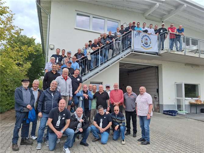 Zahlreiche gut gelaunte Flensburger Freunde trafen sich.  Foto: privat