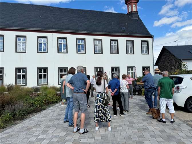 Vom „Laacher Oberhof“ zur „Propstei“ Zahlreiche interessierte Besucher folgten der spannenden Führung zur Krufter Ortsgeschichte. Foto: privat