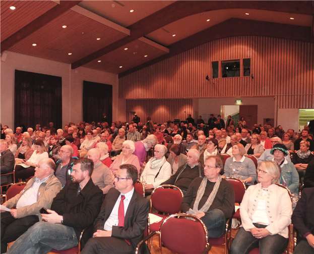 Zahlreiche interessierte Bürger hatten sich in der fast voll besetzten Laacher See-Halle eingefunden. Fotos: -FRE-
