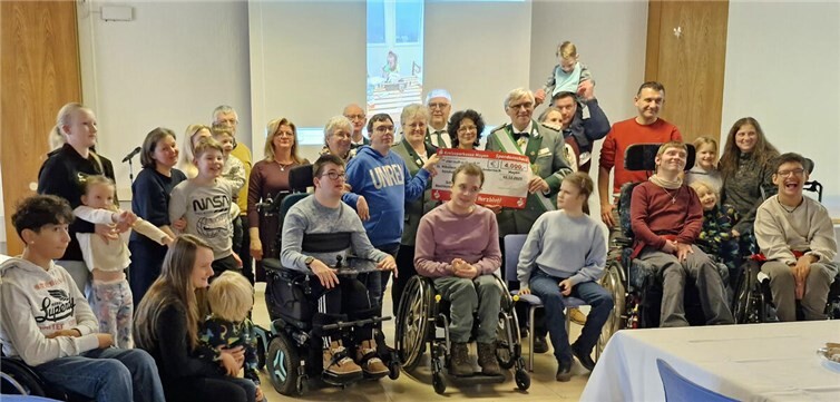 Zahlreiche junge Betroffene, Eltern, Therapeuten und Schützen trafen sich zur Weihnachtsfeier in Andernach.