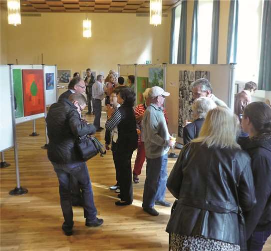 Zahlreiche kunstinteressierte Besucher kamen zur Vernissage. privat