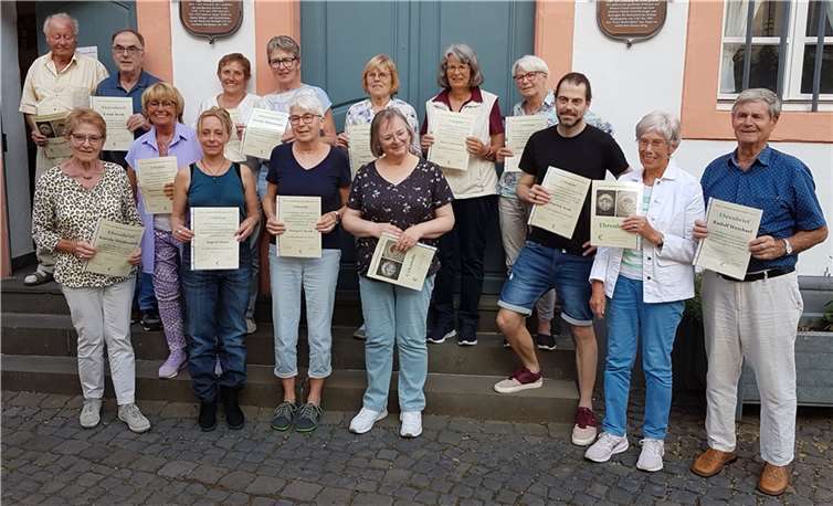 Zahlreiche langjährige Mitglieder wurden mit Urkunde bzw. Ehrenbrief und Präsent geehrt.  Foto: Harald Willms