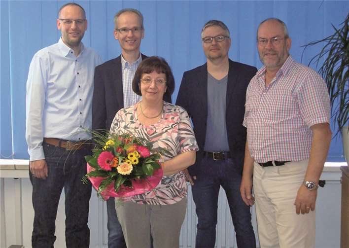 Zahlreiche männliche Gratulanten (von links): Daniel Braun-Weberskirch, Christian Etzkorn, Frank Sütterlin und Josef Ibald beglückwünschten Rosemarie Probst (Mitte).privat
