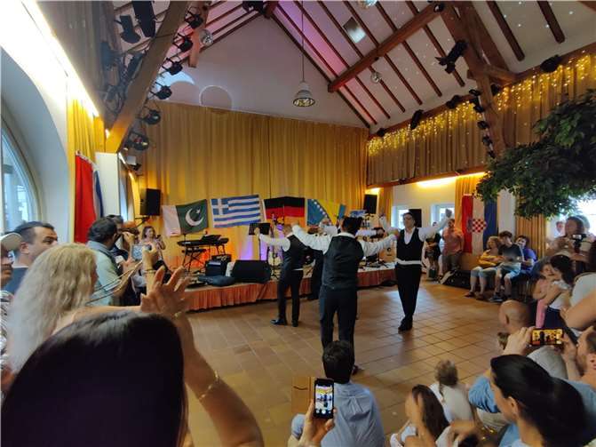 Zahlreiche musikalische und tänzerische Darbietungen bereicherten das Bühnenprogramm. Foto: Jugend- und Kulturzentrum „Zweite Heimat“