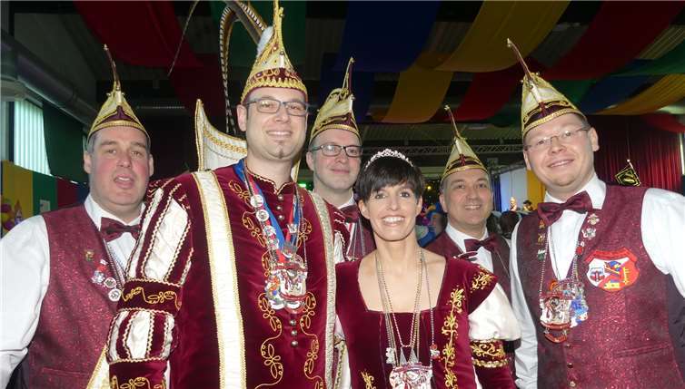 Zahlreiche närrische Regenten, wie hier das Münstermaifelder Prinzenpaar, machten Welling ihre Aufwartung.