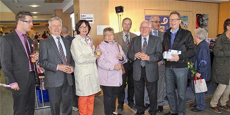 Zahlreiche politische Vertreter waren anwesend, unter anderem die Bad Honnefer Stadtbürgermeisterin Wally Feiden (4.v.l.) sowie der Windhagener Ortsbürgermeister Josef Rüddel (3.v.r.). STUHA