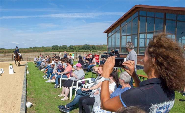 Zahlreiche sachkundige Zuschauer verfolgten die verschiedenenDressurwettbewerbe auf dem Margarethenhofin Miel bei der „Mieler Reitkultur“.