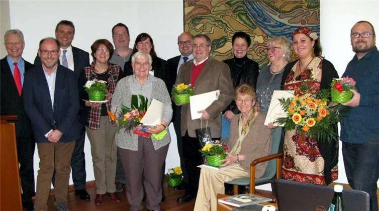 Zahlreiche verdiente Ehrenamtler aus den Reihen des Fördervereins der „Brücke“ wurden von Landrat Frank Puchtler (l.) für ihr Engagement ausgezeichnet.