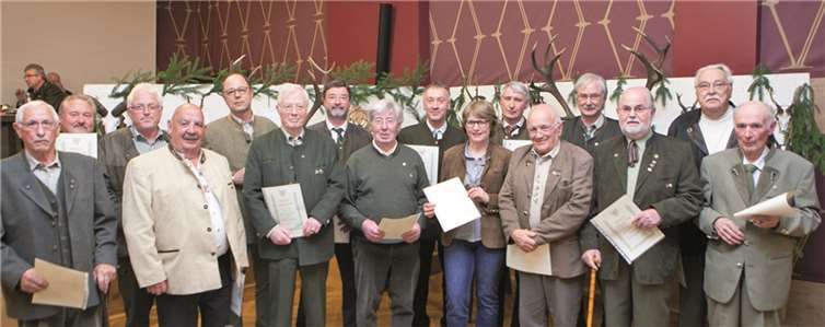 Zahlreiche verdiente und langjährige Mitglieder des Kreisverbands Ahrweiler im Landesjagdverband Rheinland-Pfalz erhielten bei der Jahreshauptversammlung in Dernau Ehrennadeln, Auszeichnungen und Urkunden. JOST