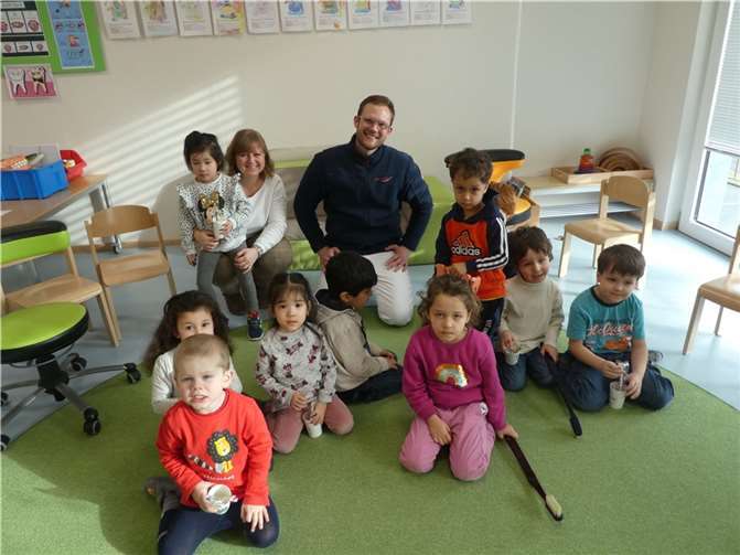 Zahnarzt Dr. Apeldorn klärt die Kinder der KiTa „In der Weiersbach“ über Zahnhygiene auf.  Fotos: Christiane Müller-Grün/ KiTa „In der Weiersbach“