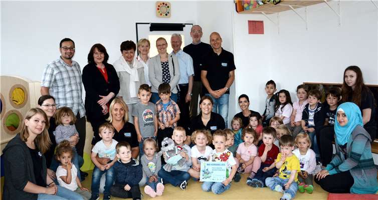Zahnpflege von Anfang an: Erzieherinnen und Erzieher, Elternvertreter, das Team der Jugendzahnpflege, Vertreter von Kreis und Stadt und vor allem die Kinder selbst freuten sich über die Auszeichnung als „Max-Schrubbel-Kita“. Foto: Uwe Rindsfüßer