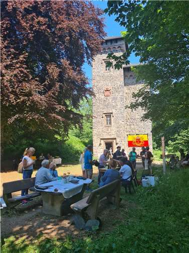 Zahreiche Besucher an der Burg- und Schlossruine Arenberg. Foto: TI Hocheifel-Nürburgring