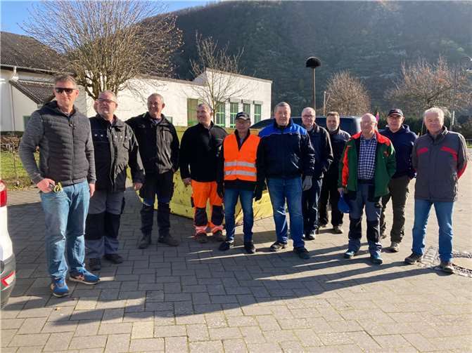 Zahreiche freiwillige Helfer hatten sich eingefunden. Fotos: Johannes Liesenfeld und Andreas Thomas