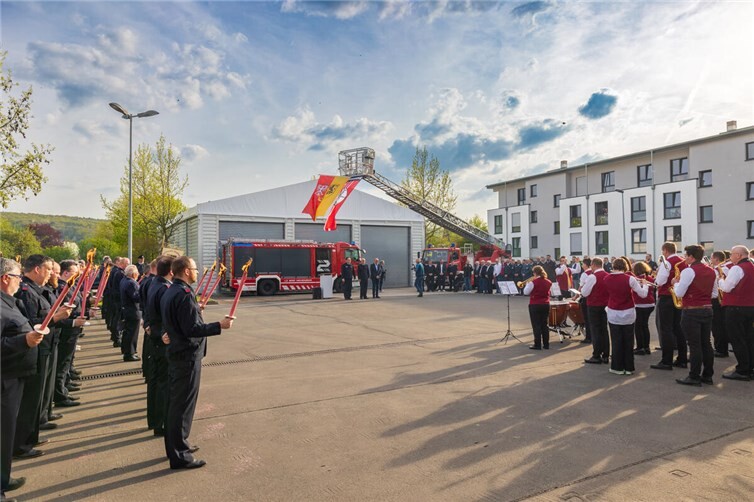 Zapfenstreich im Hof der Feuerwehr