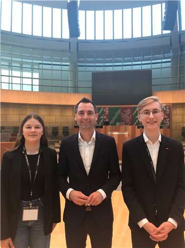 Zara Webler (16) aus Königswinter und Dorian Deuster (17) aus Meckenheim vertreten den Abgeordneten Jonathan Grunwald im Landtag NRW. Foto: Landtagsbüro Jonathan Grunwald, MdL (CDU)