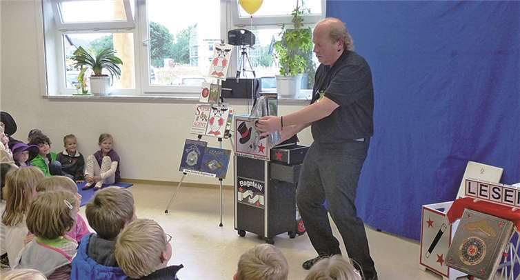Zauberer Bagatelli (Dieter Schröder) begeistert sein Publikum.  Privat