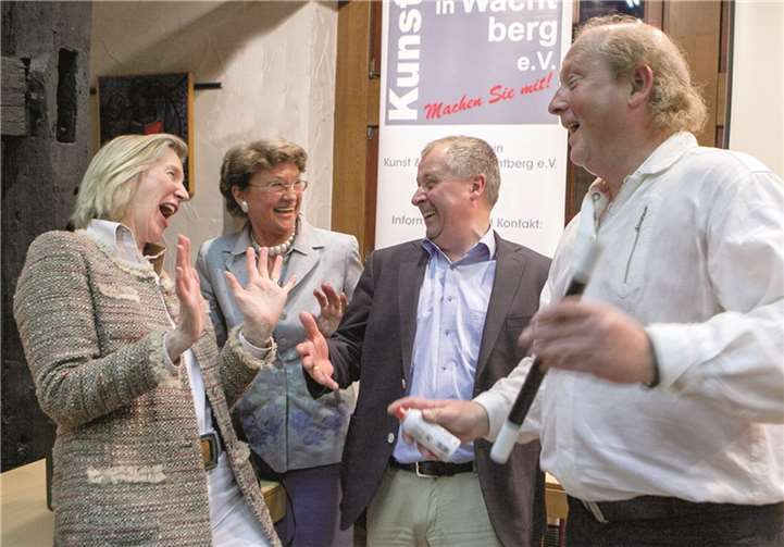 Zauberer Bagatelli (Dieter Schroeder, rechts) begeisterte bei der Jahreshauptversammlung des Vereins KukiWa nicht nur den Vorstand mit Gabriela von Loë, Christa von Düsterlho und Alfred Schneider. JOST