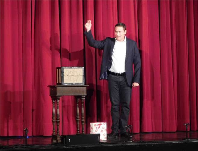 Zauberer Benjamin Fritz „verzauberte“ das Publikum.