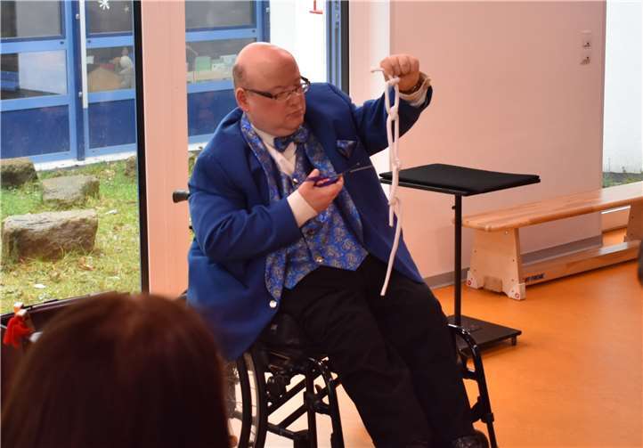 Zauberer Causini, selbst ein Rollstuhlfahrer, entführte die Jugend mit viel Können und Humor in die Welt der Illusion.Foto: privat