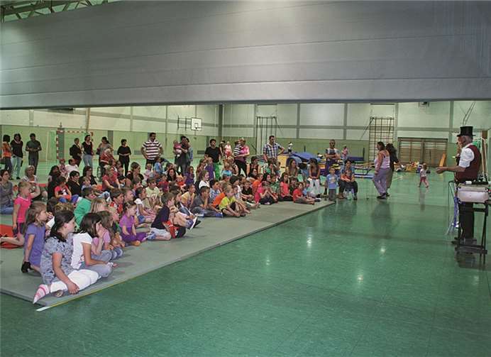 Zauberer Ernesto Tuffini versetzte die Kids vom TuWi Adenau in Erstaunen.privat