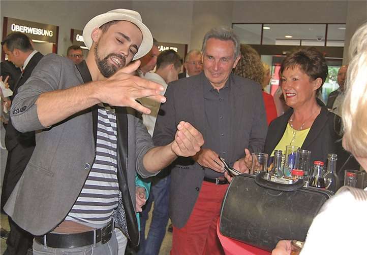 Zauberer Kai Wiedermann erstaunt mit seinen Späßen.