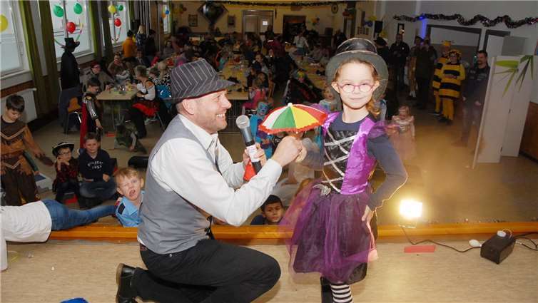 Zauberer „Magio“ bot mit seiner Show den Kindern ein phantastisches Unterhaltungsprogramm.