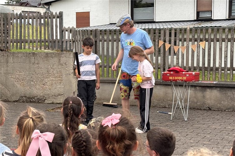 Zauberer Nils  Boing begeistert Groß und Klein