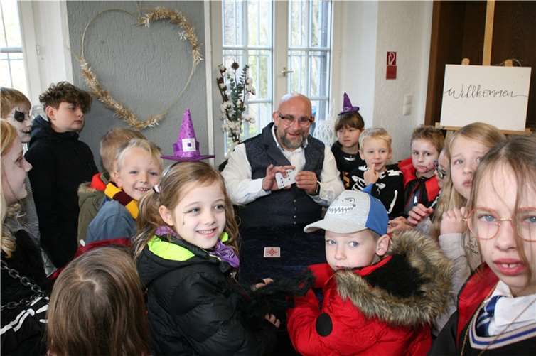 Zauberer Stefan Ostrominski betreibt sein Kunstwerk heute nur noch aus Spaß an der Freude sowie dem Dank aus verblüfften Kindergesichtern.