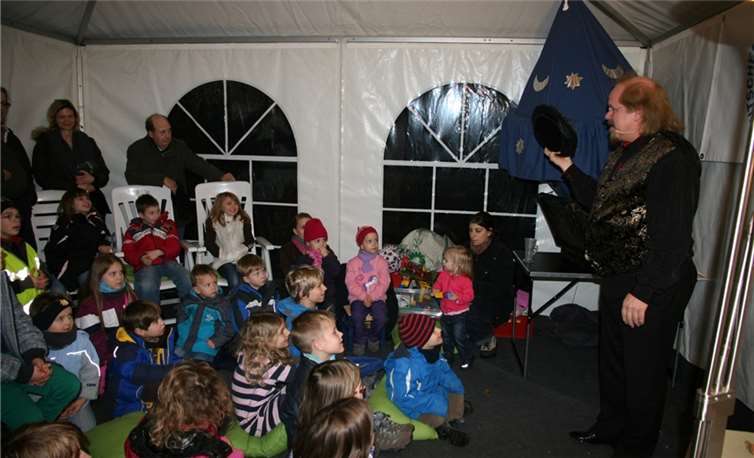 Zauberer Tullino hält ein tolles Programm für Groß und Klein bereit. privat