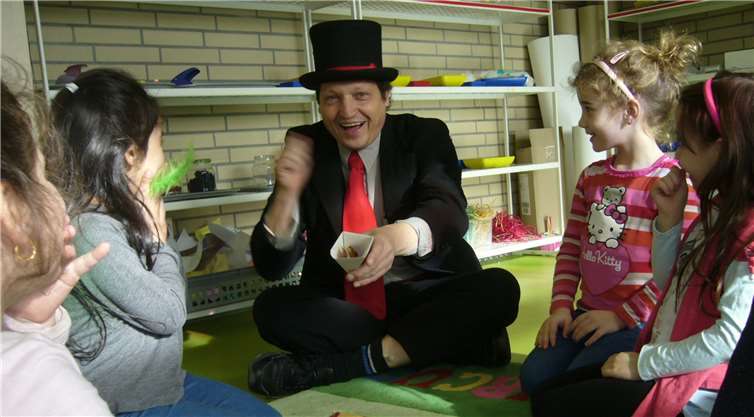 Zauberer Udini verriet den Kindern einige Geheimnisse der Zaubererkunst. Fotos: privat