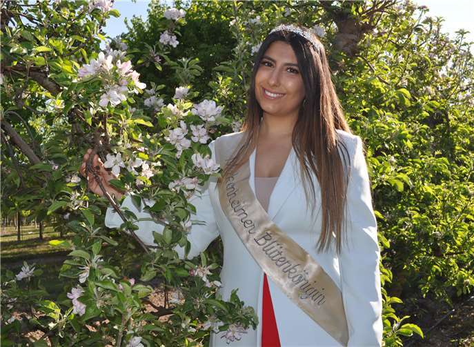 Zauberhaft: Blütenkönigin Bahar Ülker inmitten der blühenden Obstplantagen. Foto: Stadt Meckenheim