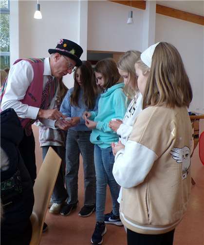 Zaubertrick ‚ein Tuch verschwinden und wieder auftauchen lassen.